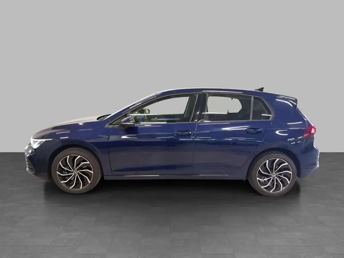 Usata VW Golf VIII Life 110 CV (80 kW) 2022 Atlantic blue metallizzato Berlina