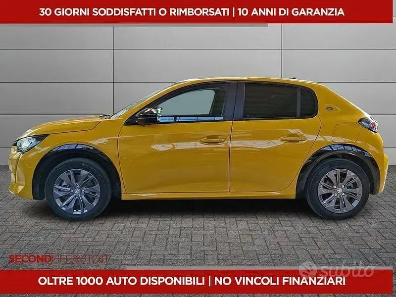 Usata Peugeot e-208 Active 56 kW (77 CV) 2022 Giallo Utilitaria