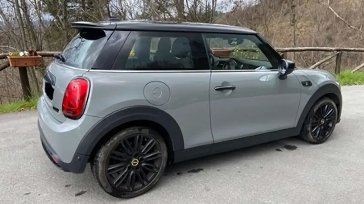 Usata Mini Cooper SE Classic 75 kW (102 CV) 2021 Grigio Utilitaria