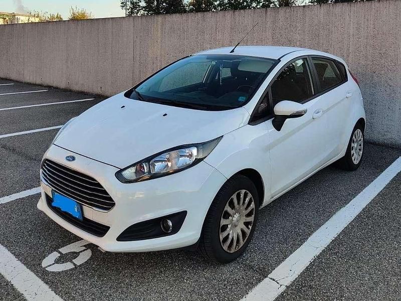 Usata Ford Fiesta 95 CV (69 kW) 2014 Bianco Berlina