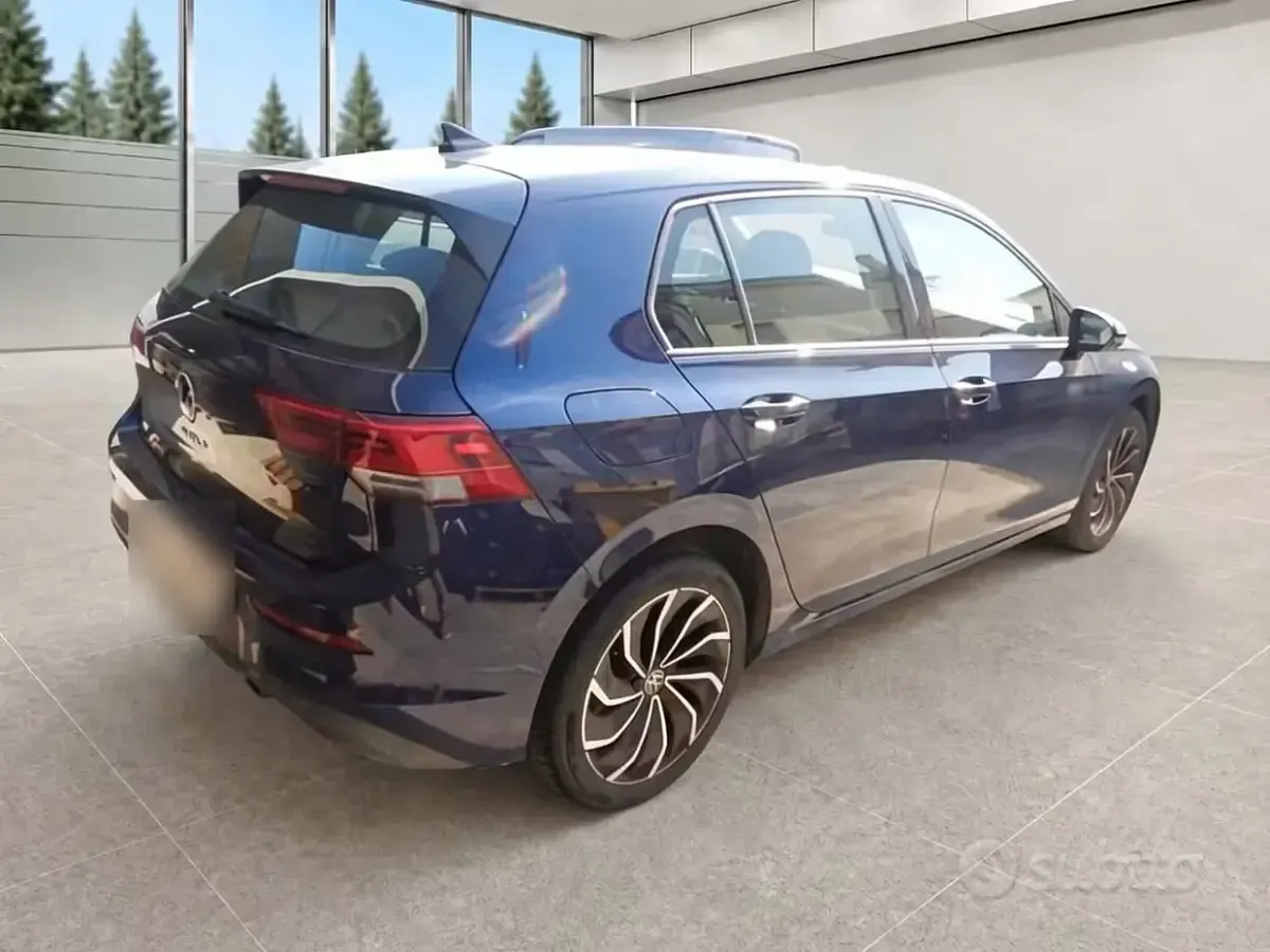 Usata VW Golf VIII Life 131 CV (96 kW) 2022 Blu Berlina
