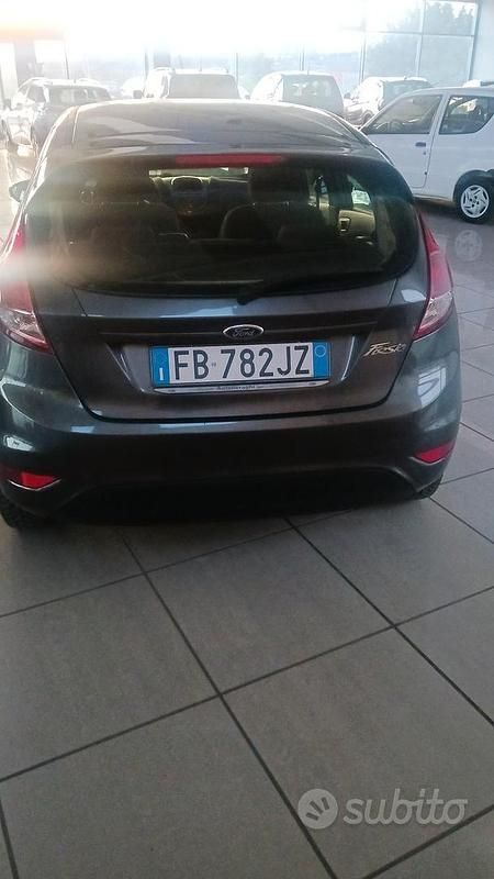 Usata Ford Fiesta 75 CV (55 kW) 2016 Grigio Utilitaria