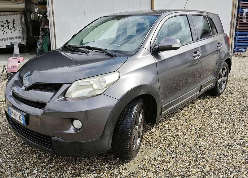 Argento Usata 2009 Toyota Urban Cruiser Sol SUV | 5800 € (Buon prezzo) - Immagine 1/4