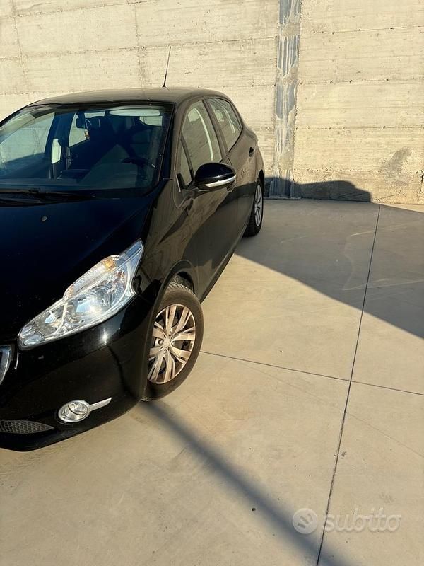 Usata Peugeot 208 Active 82 CV (60 kW) 2013 Nero Utilitaria