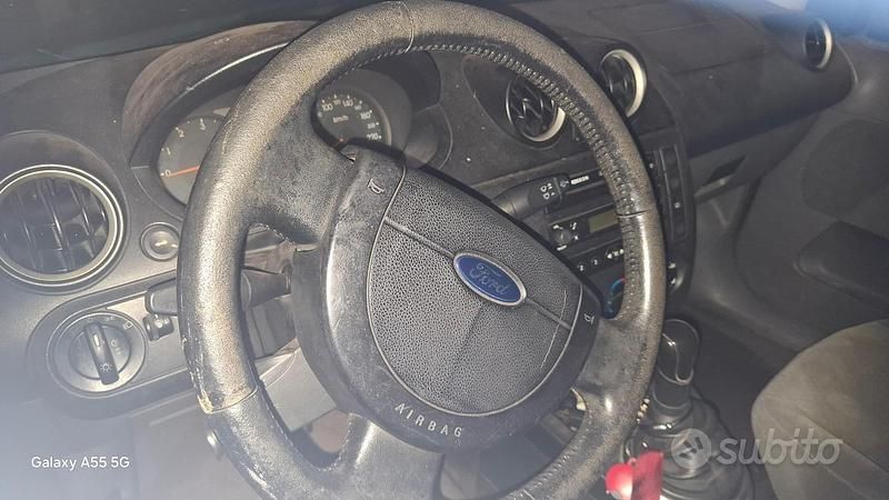 Usata Ford Fiesta 68 CV (50 kW) 2002 Grigio Utilitaria