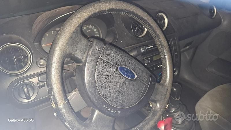 Second-hand Ford Fiesta 73 CP (53 kW) 2002 Gri Hatchback