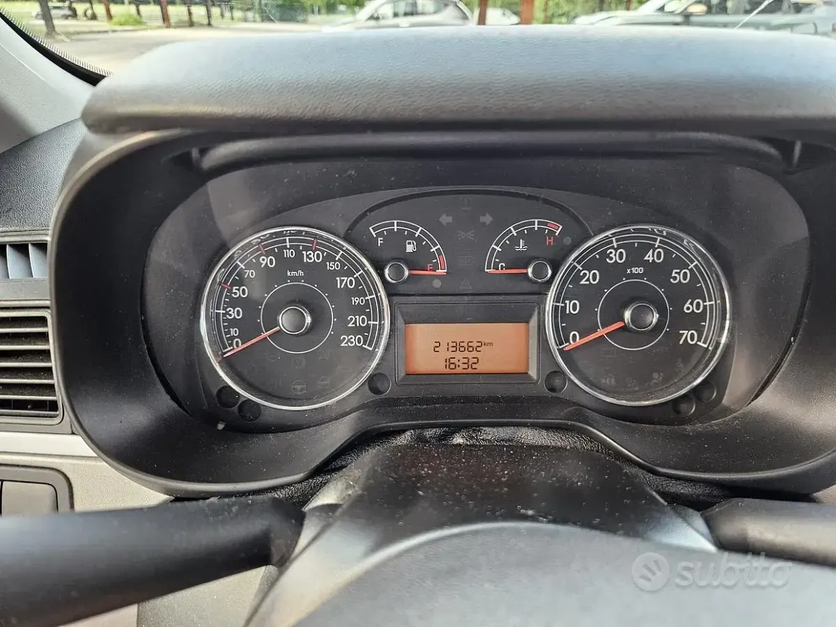 Usata Fiat Punto Lounge 69 CV (50 kW) 2014 Bianco Utilitaria