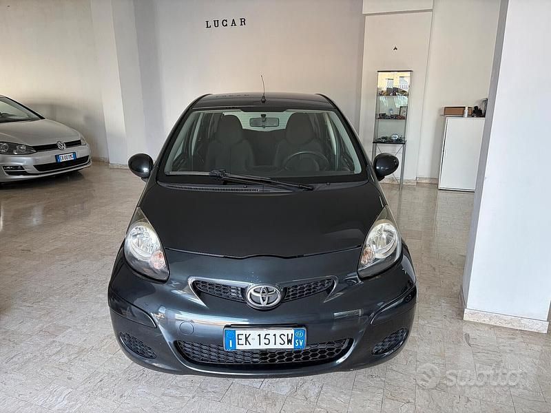 Usata Toyota Aygo Sol 68 CV (50 kW) 2011 Grigio Utilitaria