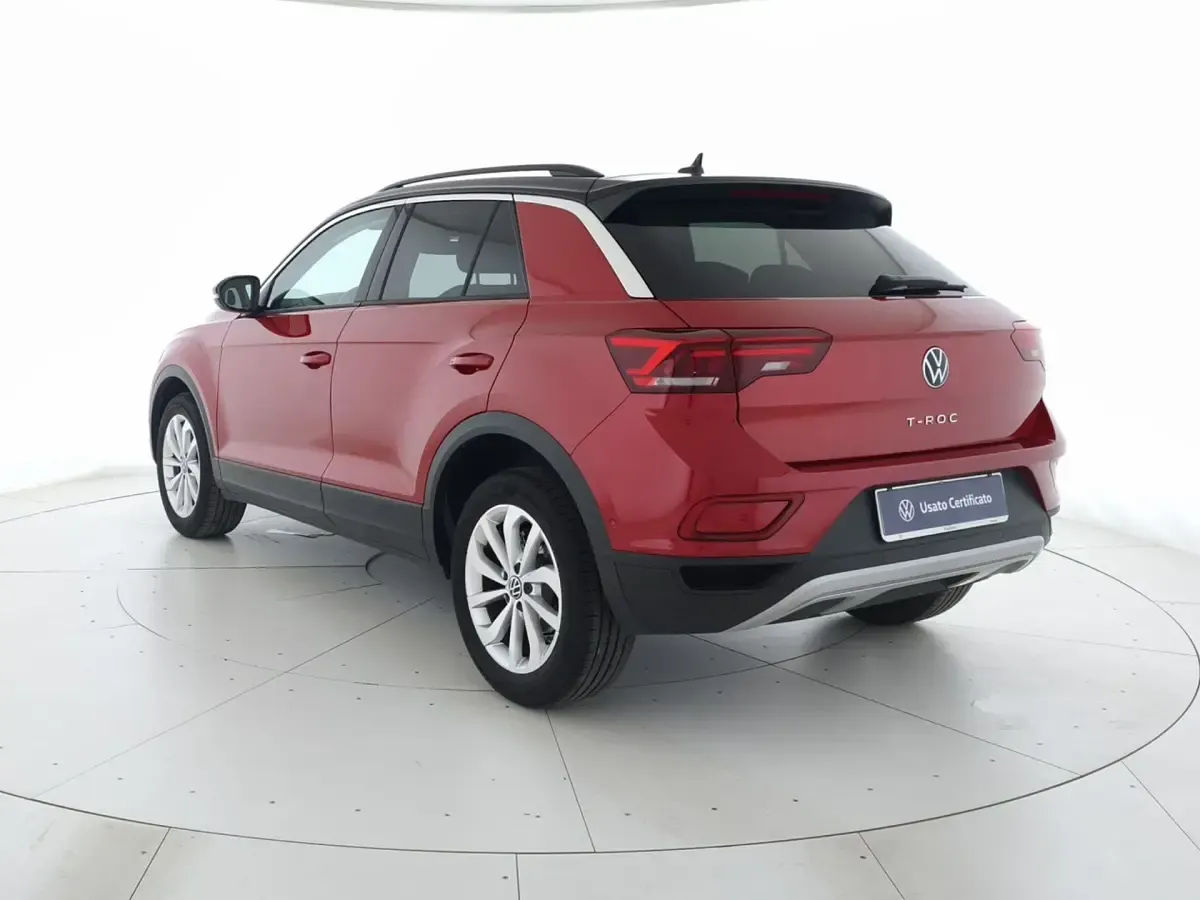 Usata VW T-Roc Life 110 CV (80 kW) 2023 Kings red metallizzato nero SUV