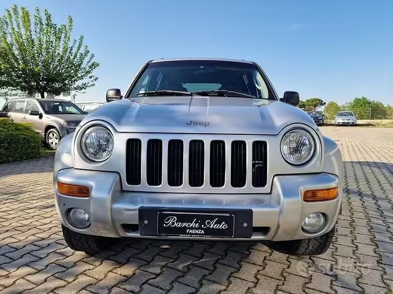 Usata Jeep Cherokee Sport 143 CV (105 kW) 2002 Grigio SUV