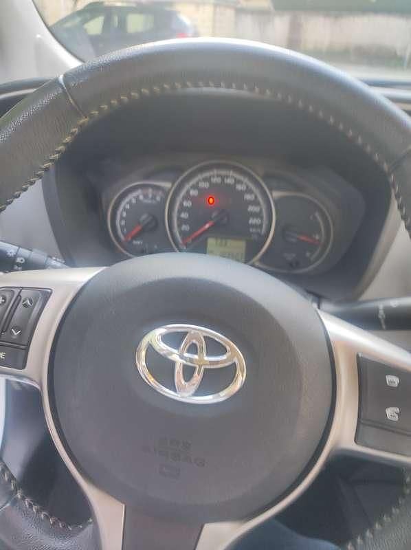 Bianco Usata 2015 Toyota Yaris Lounge Tre volumi | 7000 € (Ottimo prezzo) - Immagine 1/4