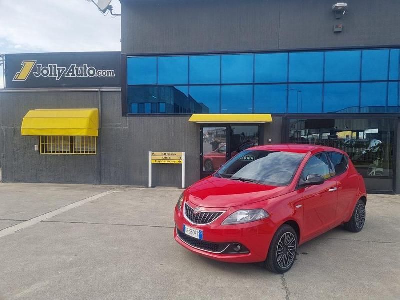 Usata Lancia Ypsilon Gold 69 CV (50 kW) 2023 Rosso / pastello Utilitaria
