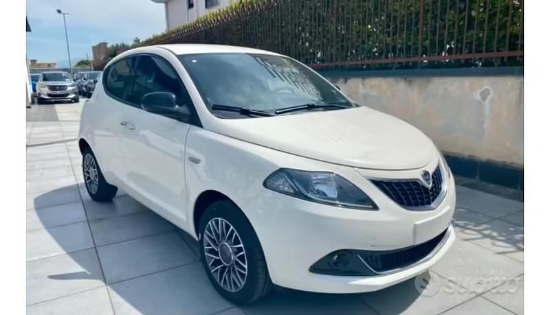 Usata Lancia Ypsilon 69 CV (50 kW) 2017 Bianco Utilitaria