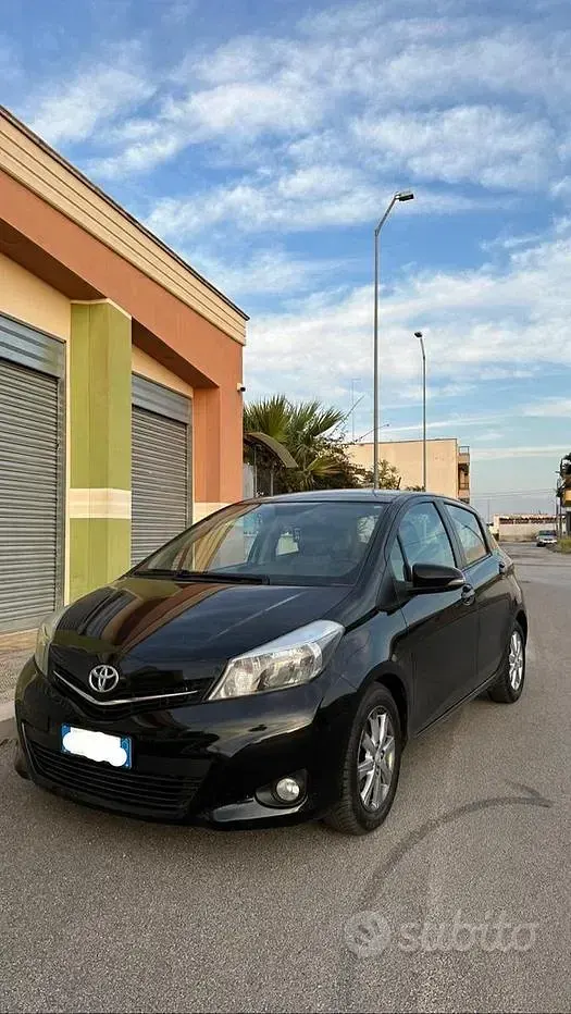 Usata Toyota Yaris Lounge 90 CV (66 kW) 2011 Nero Utilitaria