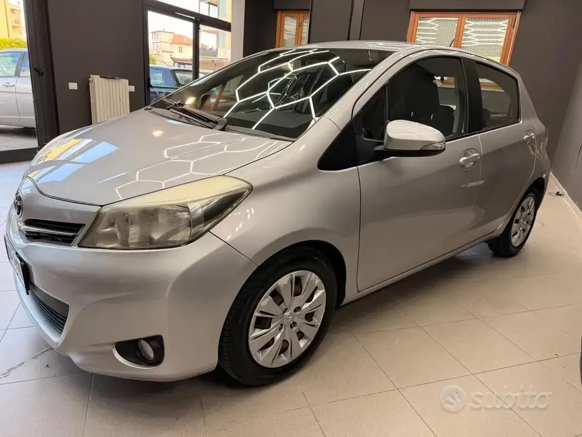 Begagnad Toyota Yaris Active 90 HK (66 kW) 2013 Grå Halvkombi