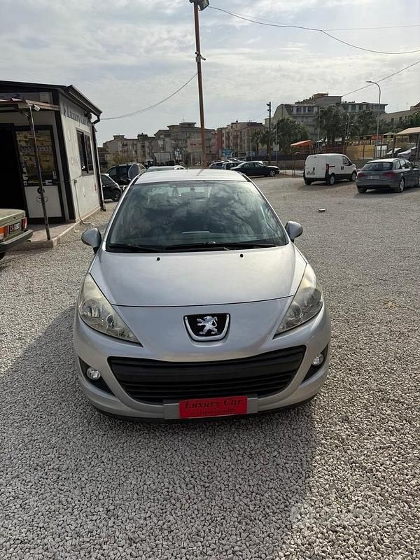 Grigio Usata 2010 Peugeot 207 Tre volumi | 2999 € (Buon prezzo) - Immagine 1/4