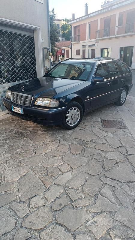 Usata Mercedes C220 125 CV (91 kW) 2000 Blu Station wagon