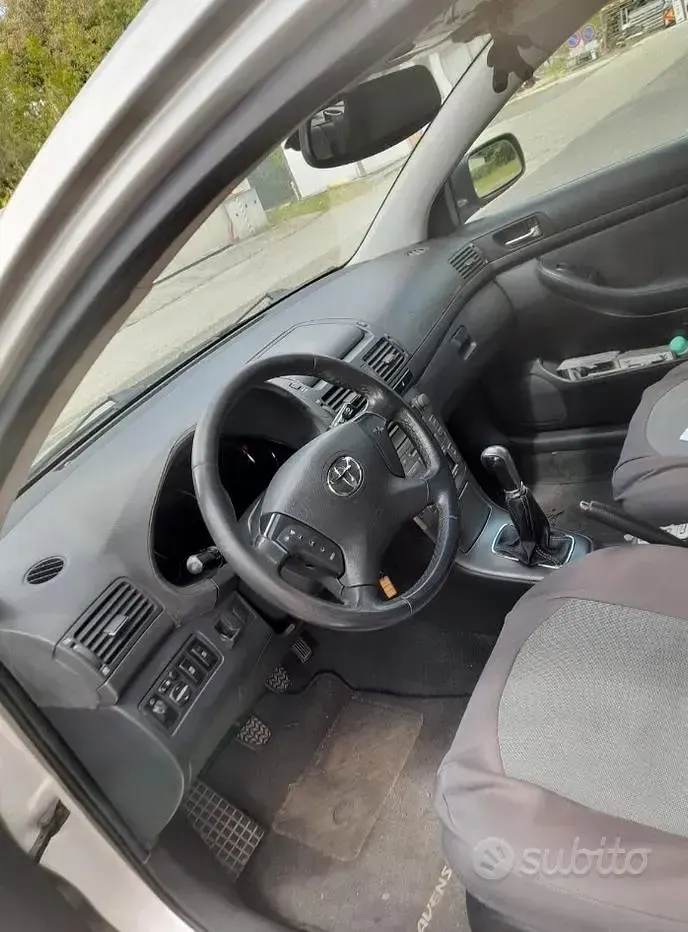Usata Toyota Avensis 116 CV (85 kW) 2004 Grigio Station wagon