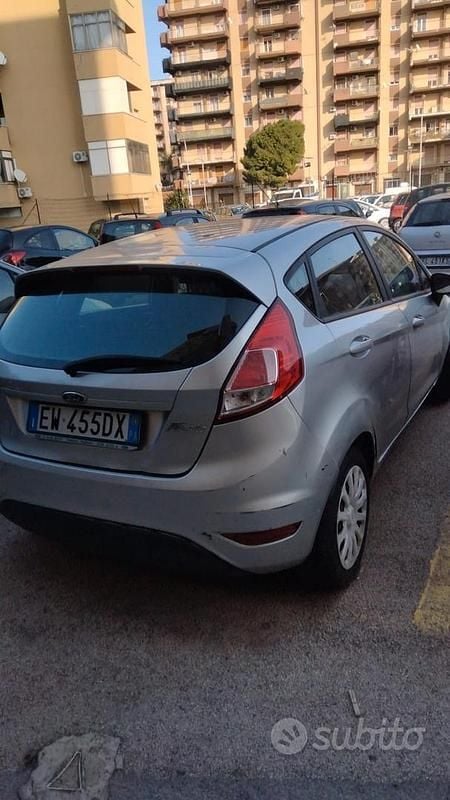 Usata Ford Fiesta 80 CV (58 kW) 2015 Grigio Berlina