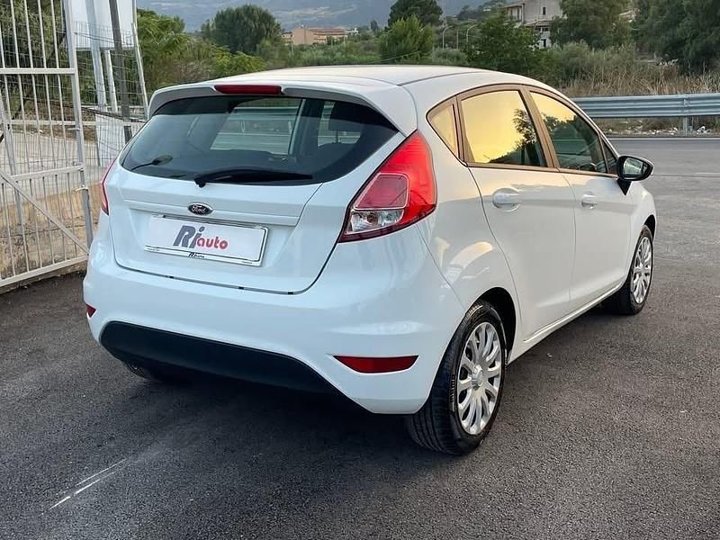 Usata Ford Fiesta 75 CV (55 kW) 2015 Bianco Utilitaria