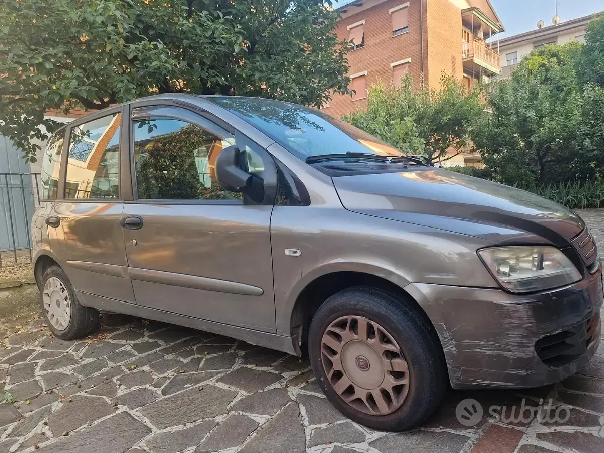 Usata Fiat Multipla 103 CV (75 kW) 2006 Grigio Monovolume