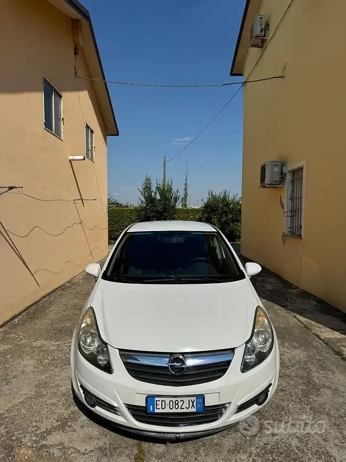Usata Opel Corsa Edition 85 CV (62 kW) 2010 Bianco Utilitaria