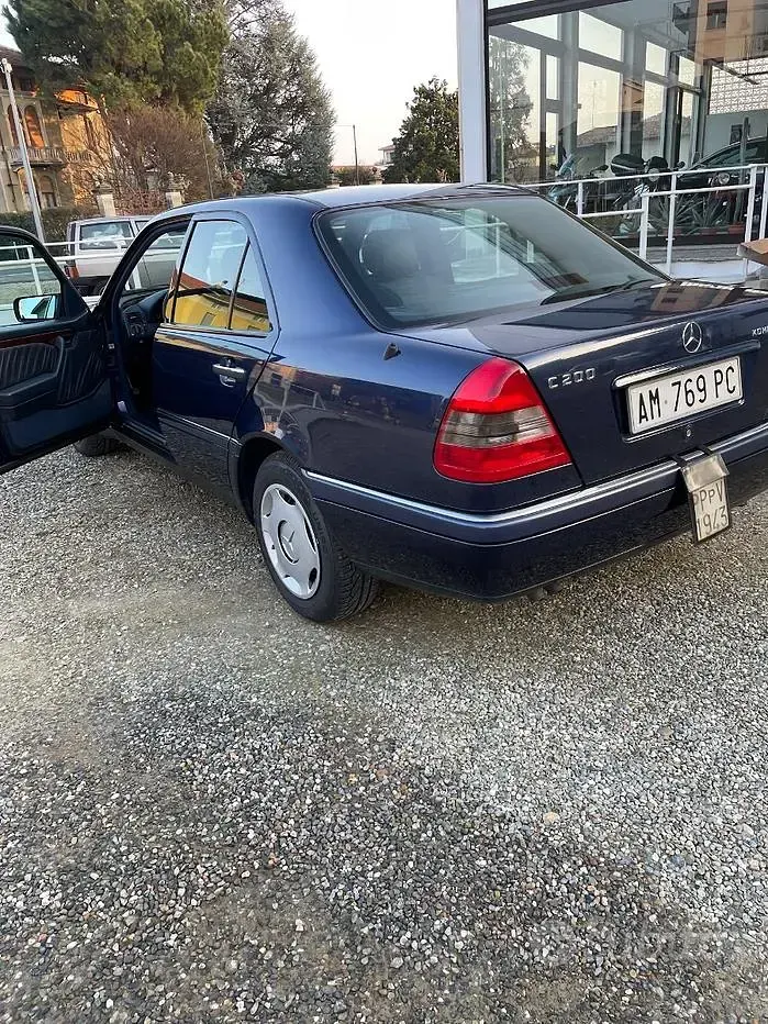 Usata Mercedes C200 192 CV (141 kW) 1996 Blu Berlina