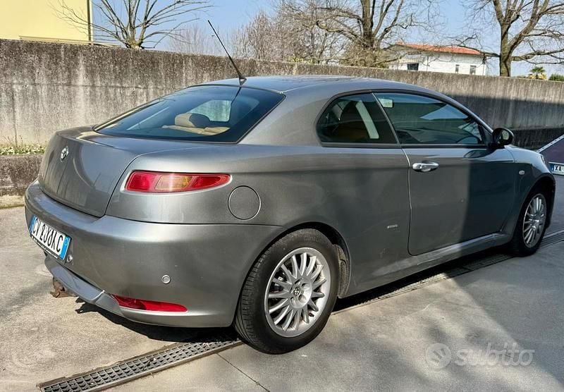 Usata Alfa Romeo GT Distinctive 165 CV (121 kW) 2005 Grigio Coupé