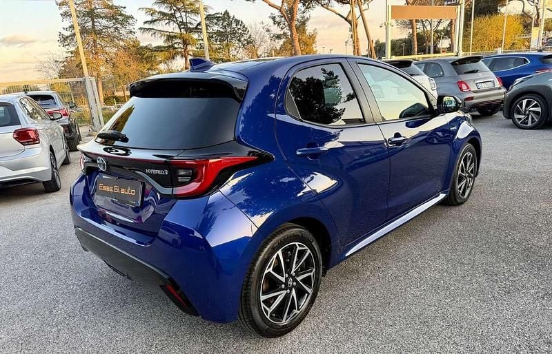 Usata Toyota Yaris Hybrid Lounge 92 CV (67 kW) 2021 Blu/azzurro Berlina