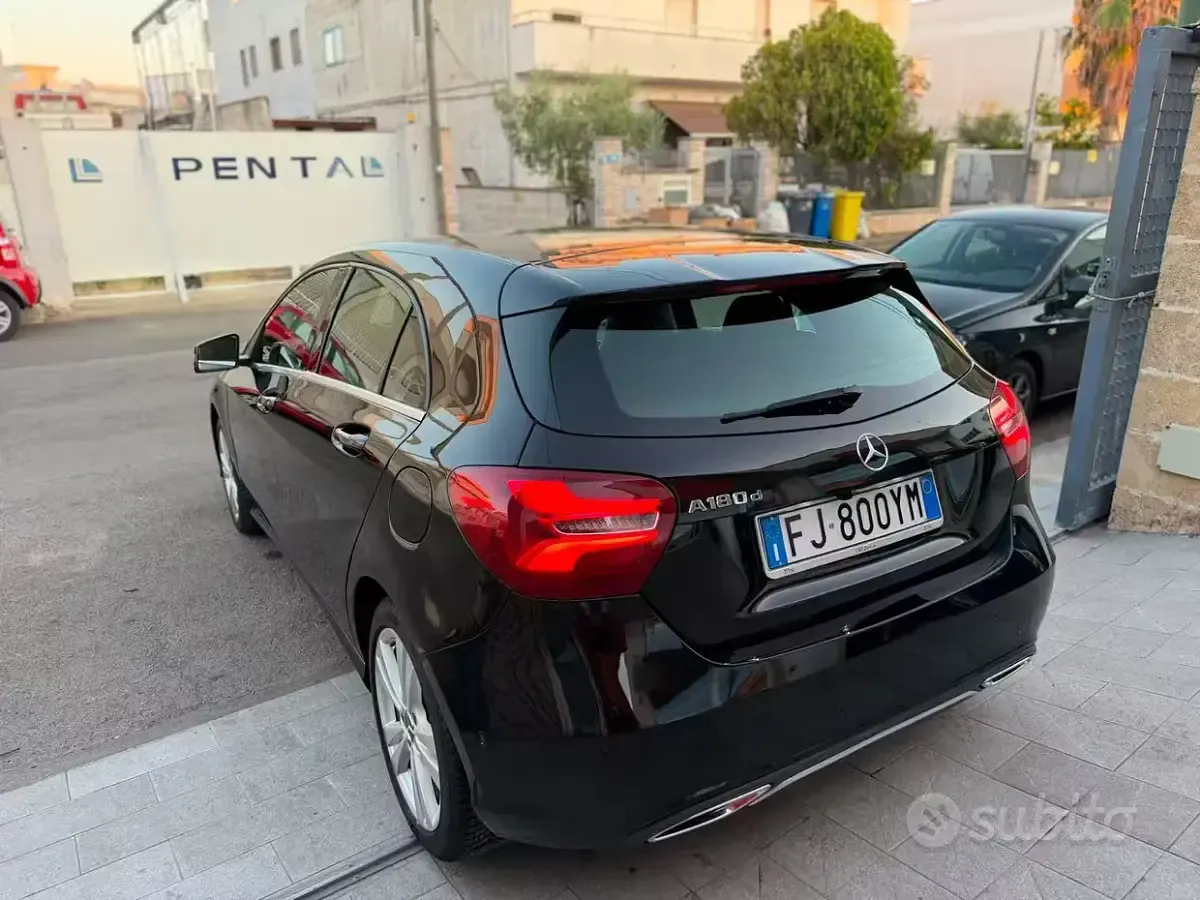 Usata Mercedes A180 109 CV (80 kW) 2017 Nero Utilitaria