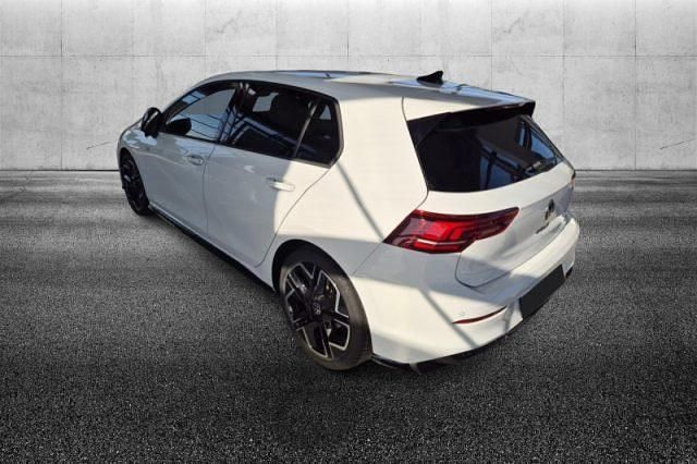Usata VW Golf VIII R-line Plus 150 CV (110 kW) 2024 Bianco pastello Berlina