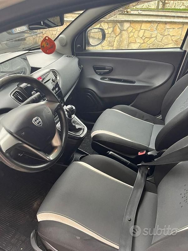 Usata Lancia Ypsilon 69 CV (50 kW) 2014 Bianco Utilitaria