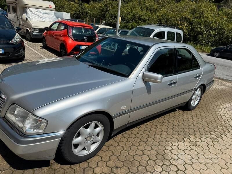 Usata Mercedes C200 192 CV (141 kW) 1996 Grigio Berlina