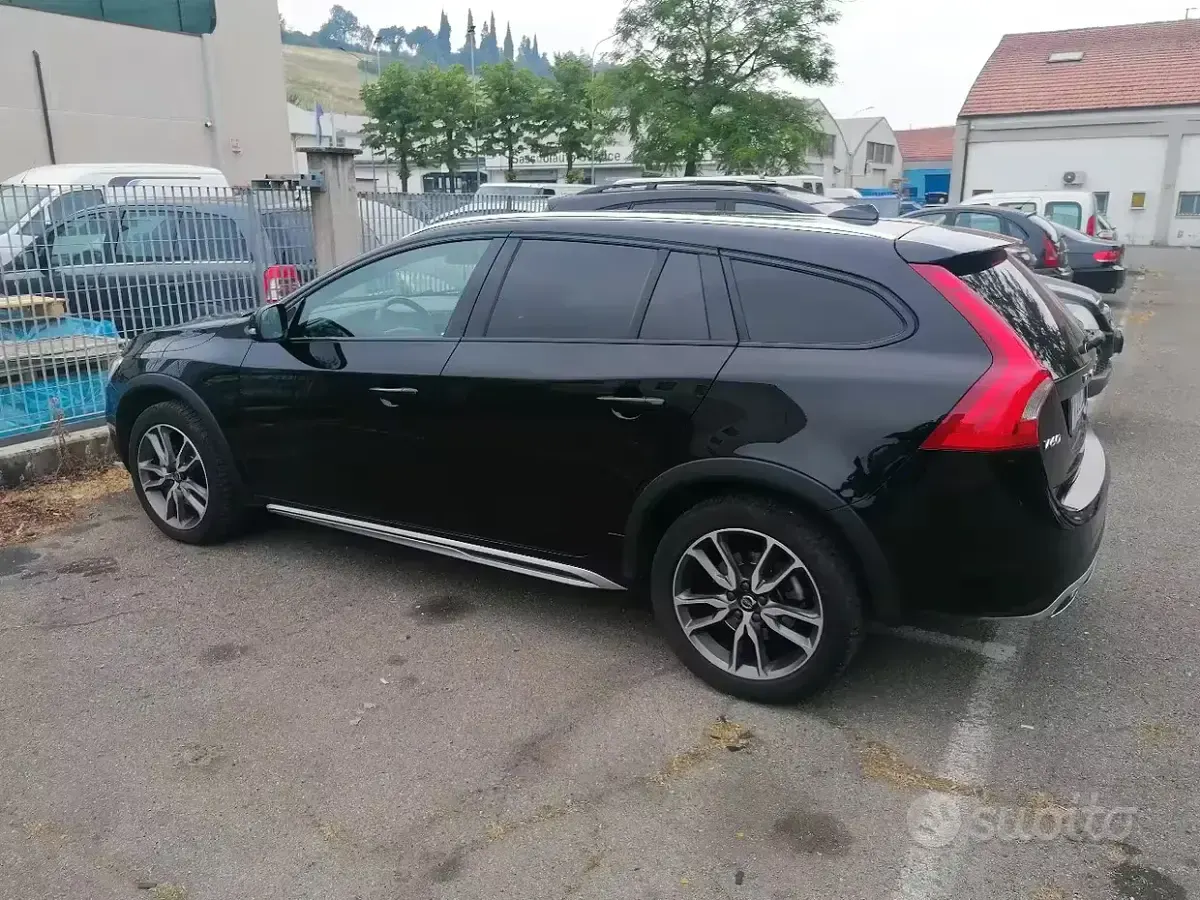 Usata Volvo V60 CC 150 CV (110 kW) 2017 Nero Station wagon