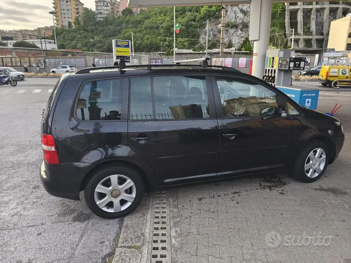 Käytetty VW Touran 105 HP (77 kW) 2006 Musta Tila-auto