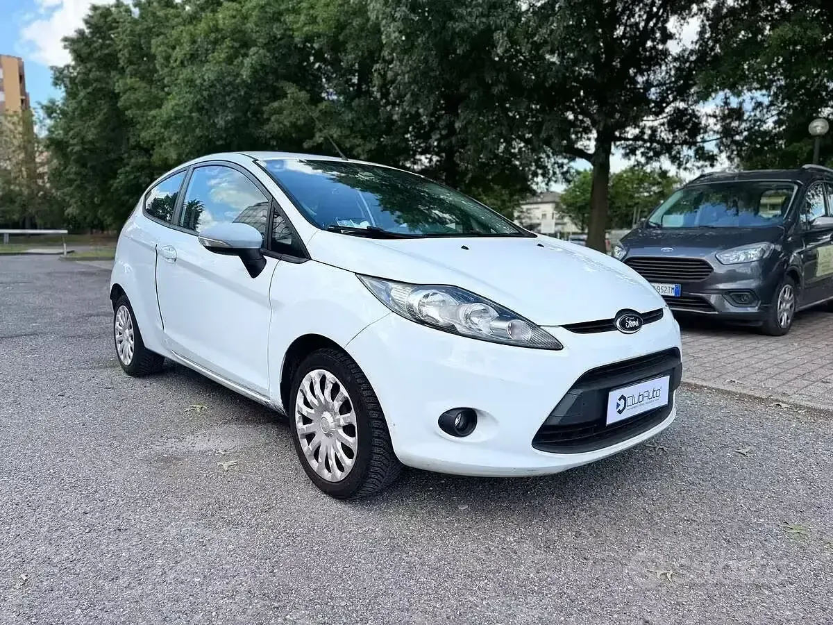 Usata Ford Fiesta 71 CV (52 kW) 2011 Bianco Berlina