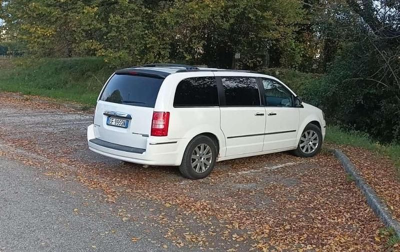 Usata 2009 Chrysler Grand Voyager Touring Monovolume | 7000 € (Cara) - Immagine 1/4