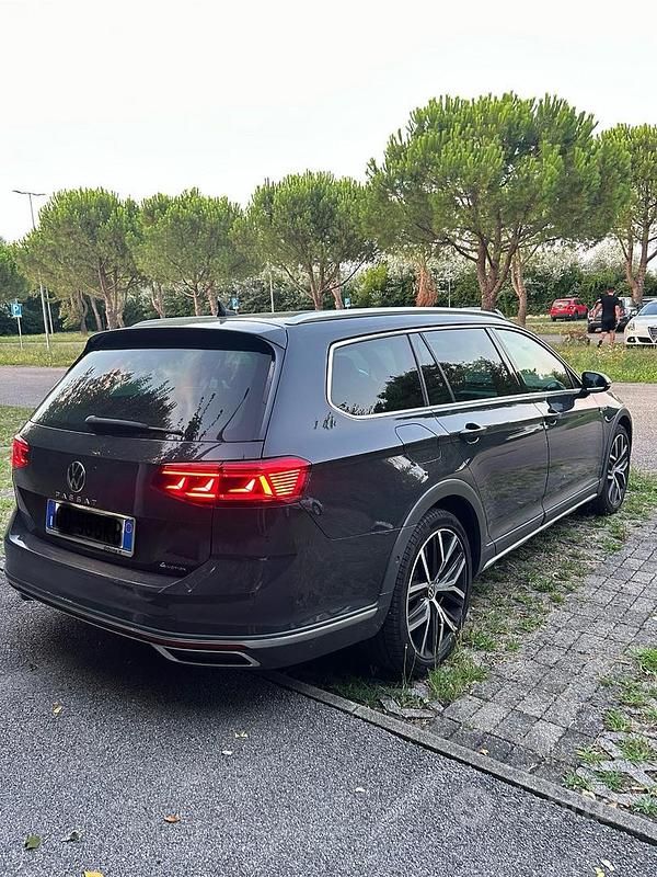 Usata VW Passat 150 CV (110 kW) 2021 Grigio Station wagon