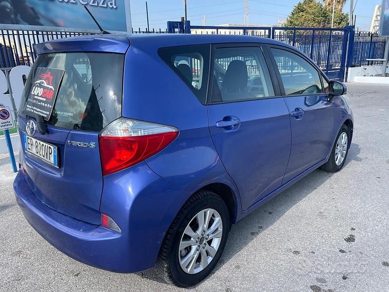 Usata Toyota Verso-S Style 89 CV (65 kW) 2013 Blu Monovolume