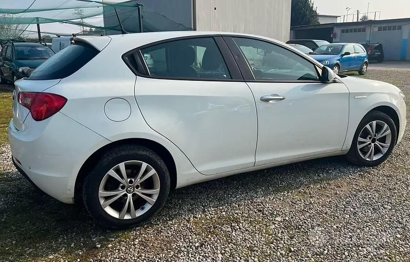 Usata Alfa Romeo Giulietta Super 120 CV (88 kW) 2016 Bianco Utilitaria