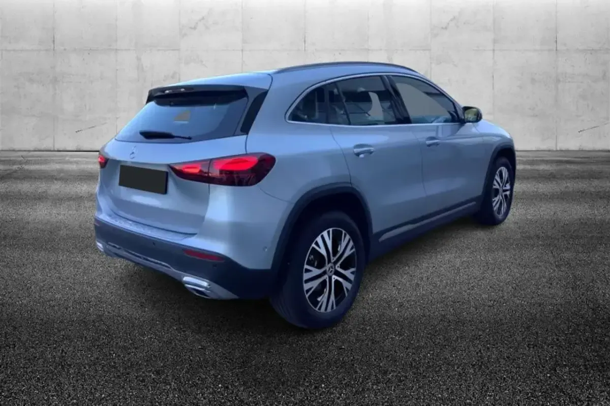 Usata Mercedes GLA200 Advanced 150 CV (110 kW) 2024 Argento SUV