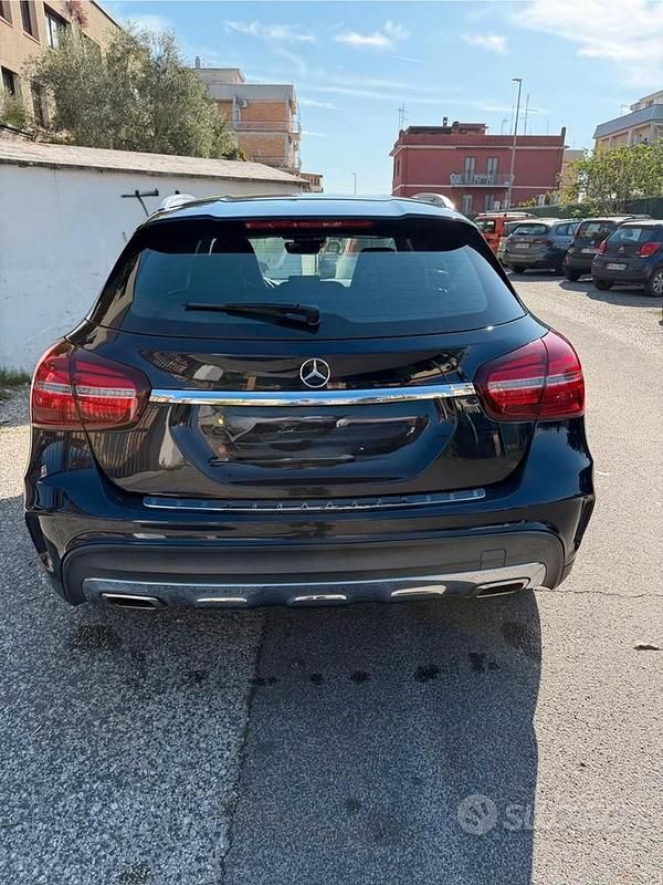 Usata Mercedes GLA220 AMG line 170 CV (125 kW) 2019 Blu SUV