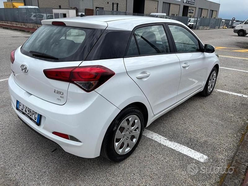 Usata Hyundai i20 Comfort 84 CV (61 kW) 2017 Bianco Berlina