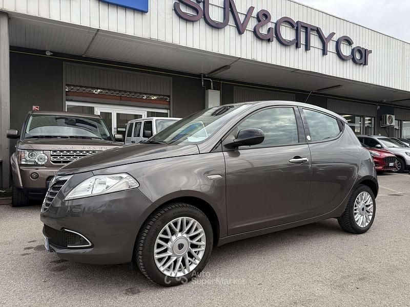 Usata Lancia Ypsilon 69 CV (50 kW) 2015 Marrone Utilitaria