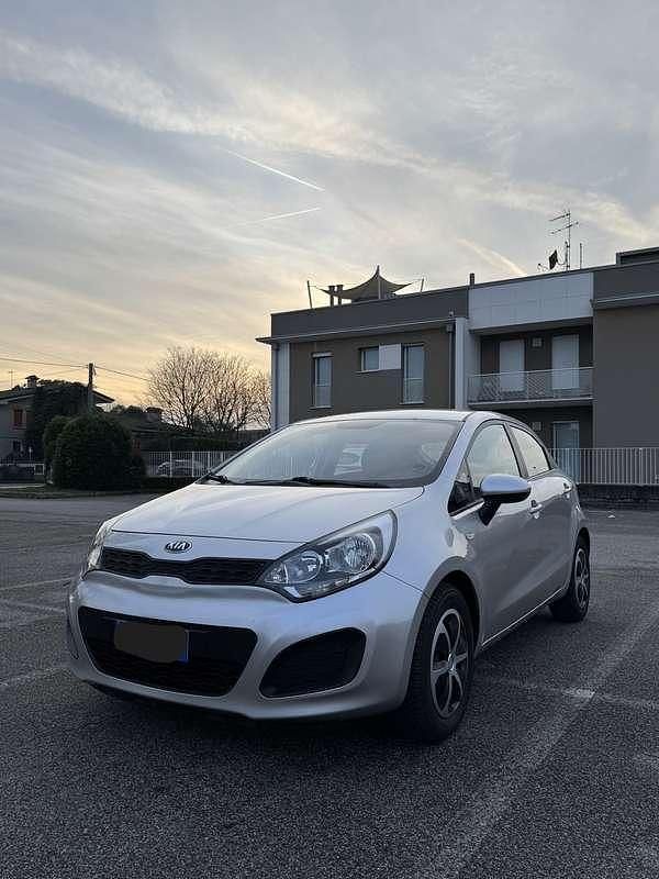 Usata Kia Rio EX 75 CV (55 kW) 2013 Grigio Berlina