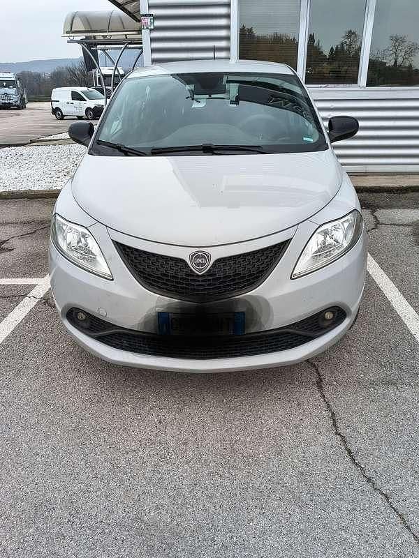 Usata Lancia Ypsilon Gold 69 CV (50 kW) 2021 Utilitaria