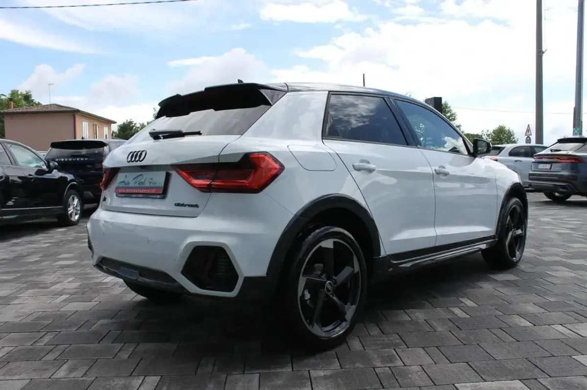 Nuova Audi A1 Ambiente 116 CV (85 kW) 2026 Bianco ghiacciaio metallizzato SUV