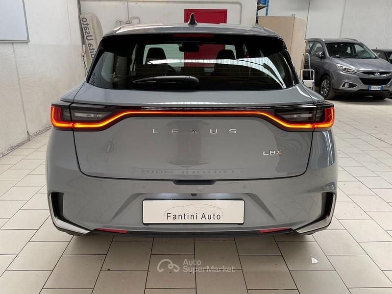 Nuova Lexus LBX 91 CV (66 kW) 2025 Gray SUV