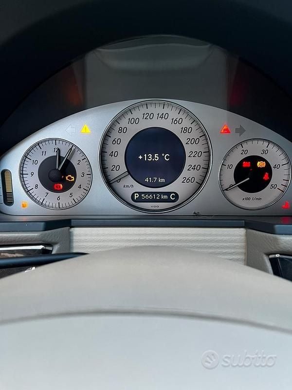 Usata Mercedes E220 150 CV (110 kW) 2005 Grigio Berlina