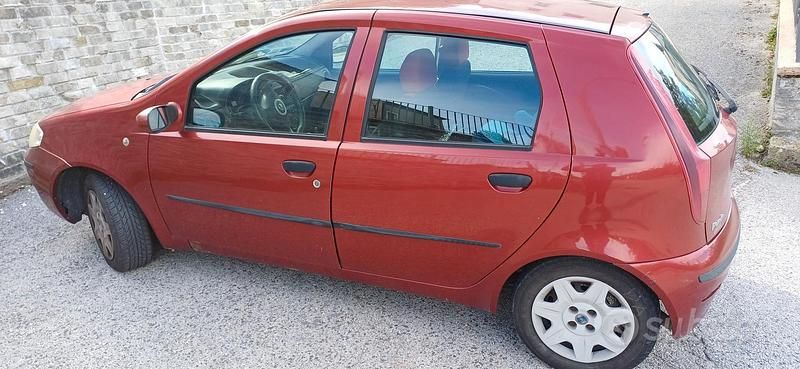 Rosso Usata 2006 Fiat Punto Due volumi | 1500 € (Buon prezzo) - Immagine 1/4